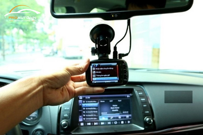 Lắp camera hành trình trên xe ô tô tiện lợi