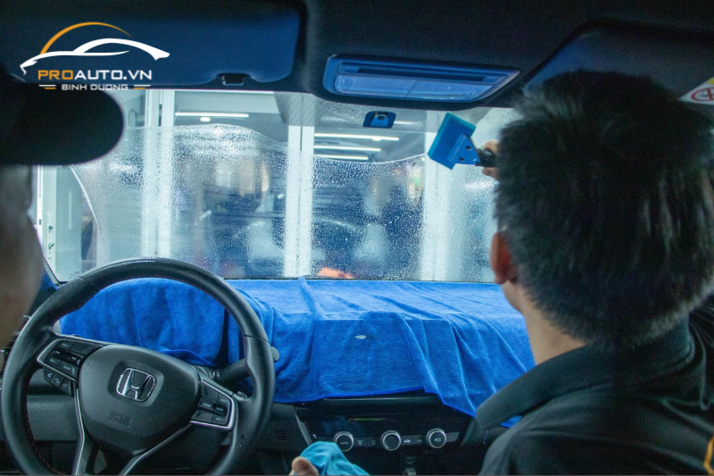 Dán phim cách nhiệt ô tô 3M tại Thuận An cho kính lái