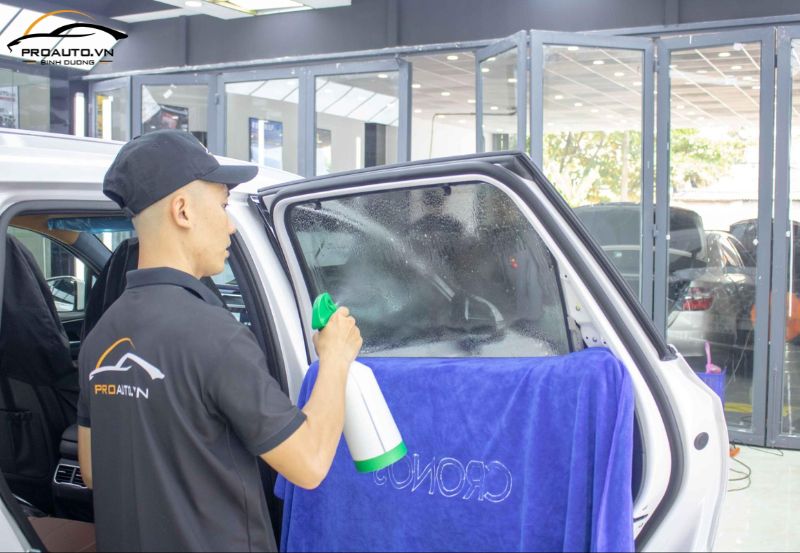 Thi công dán dán phim cách nhiệt xe Hyundai Custin tại Bình Dương tại PROAUTO.VN